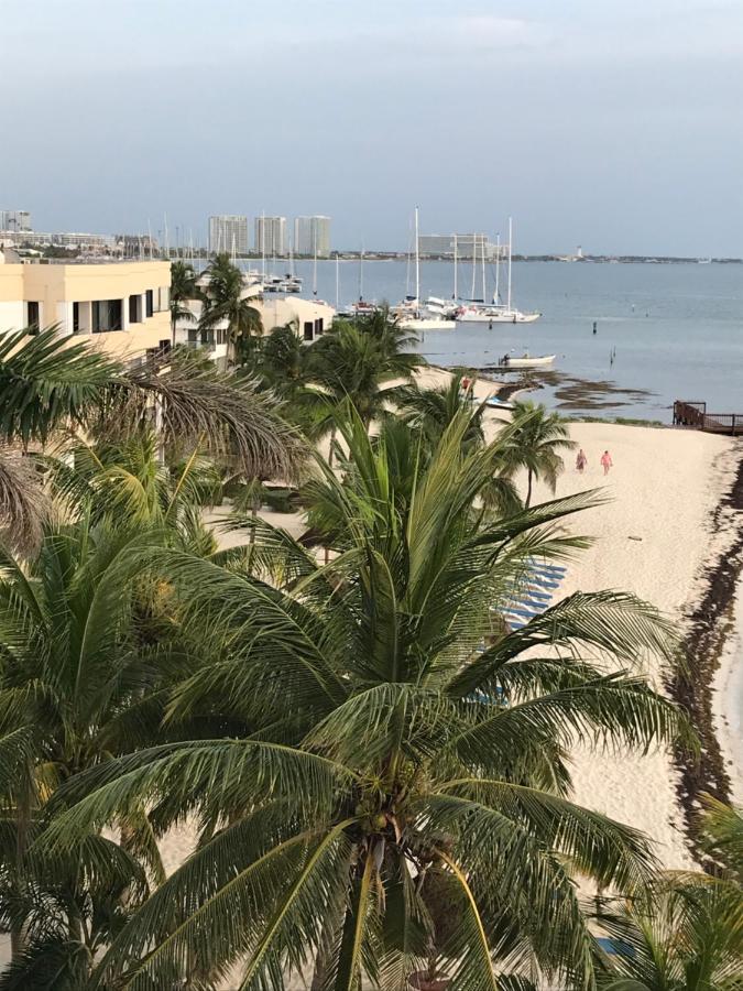Front Beach Private Room With Shared Bathroom Cancún Eksteriør billede