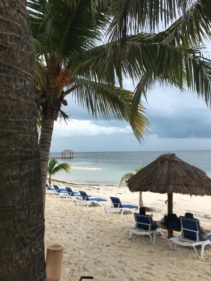 Front Beach Private Room With Shared Bathroom Cancún Eksteriør billede
