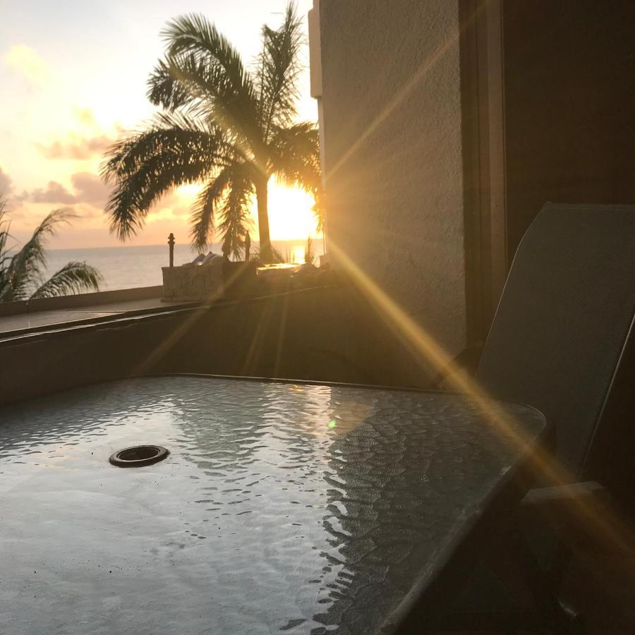Front Beach Private Room With Shared Bathroom Cancún Eksteriør billede