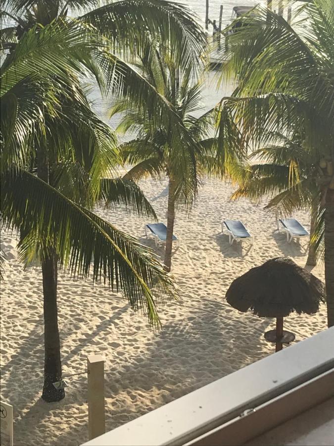 Front Beach Private Room With Shared Bathroom Cancún Eksteriør billede