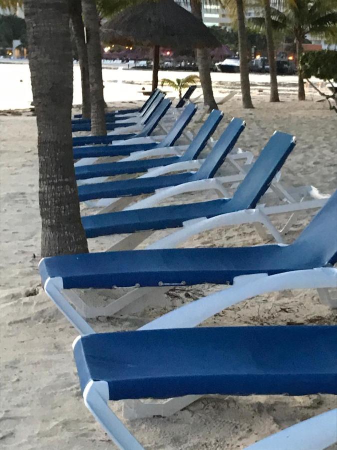 Front Beach Private Room With Shared Bathroom Cancún Eksteriør billede