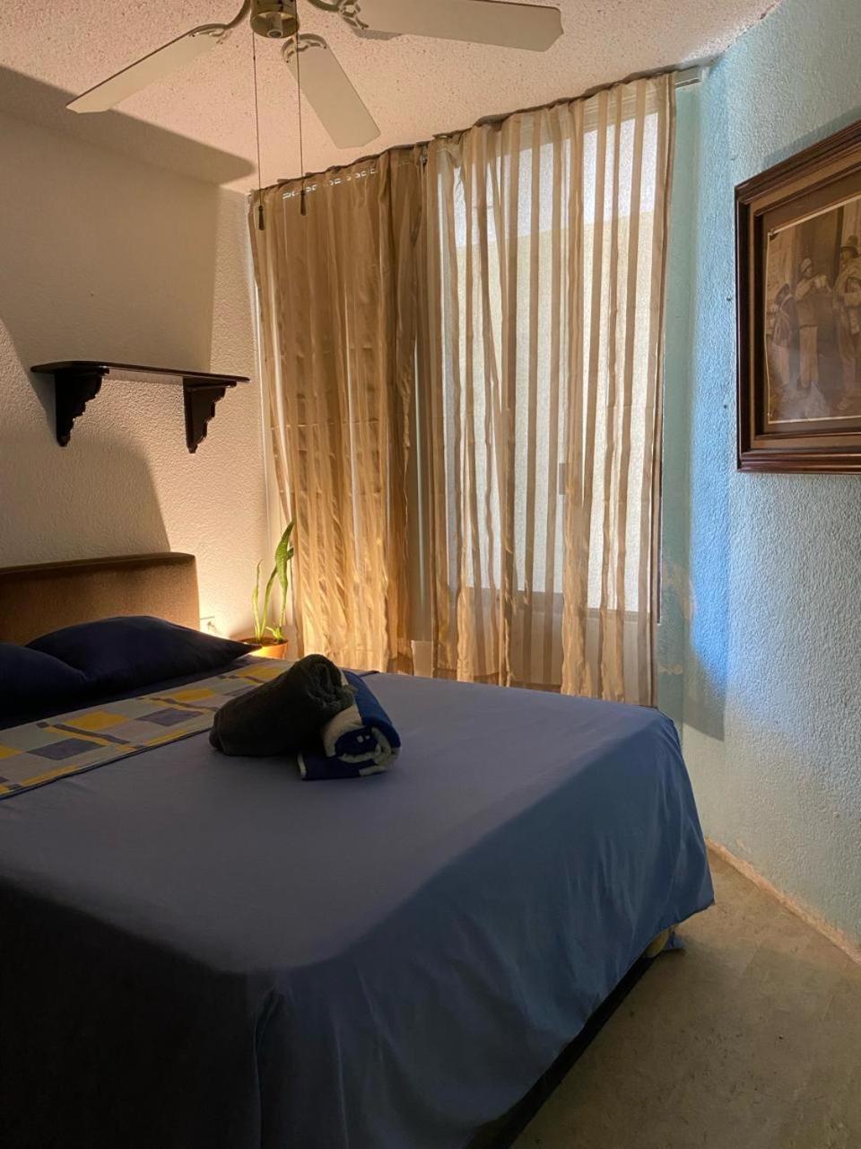 Front Beach Private Room With Shared Bathroom Cancún Eksteriør billede
