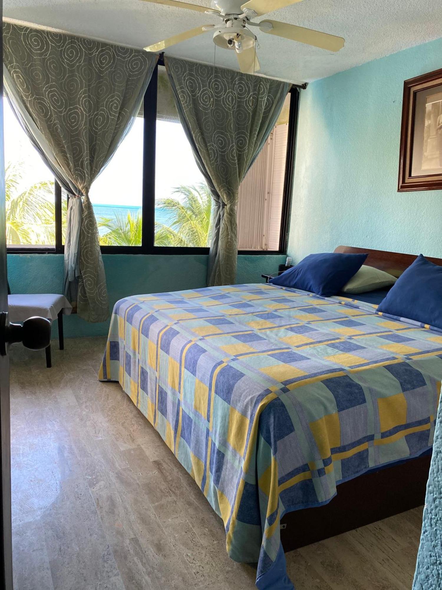 Front Beach Private Room With Shared Bathroom Cancún Eksteriør billede
