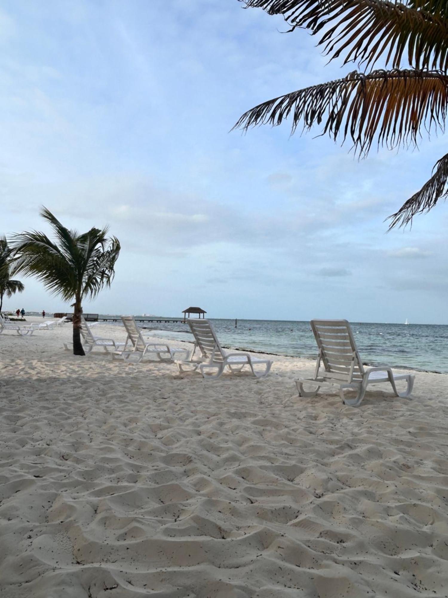 Front Beach Private Room With Shared Bathroom Cancún Eksteriør billede