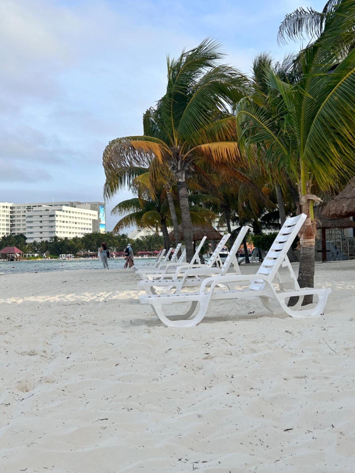 Front Beach Private Room With Shared Bathroom Cancún Eksteriør billede