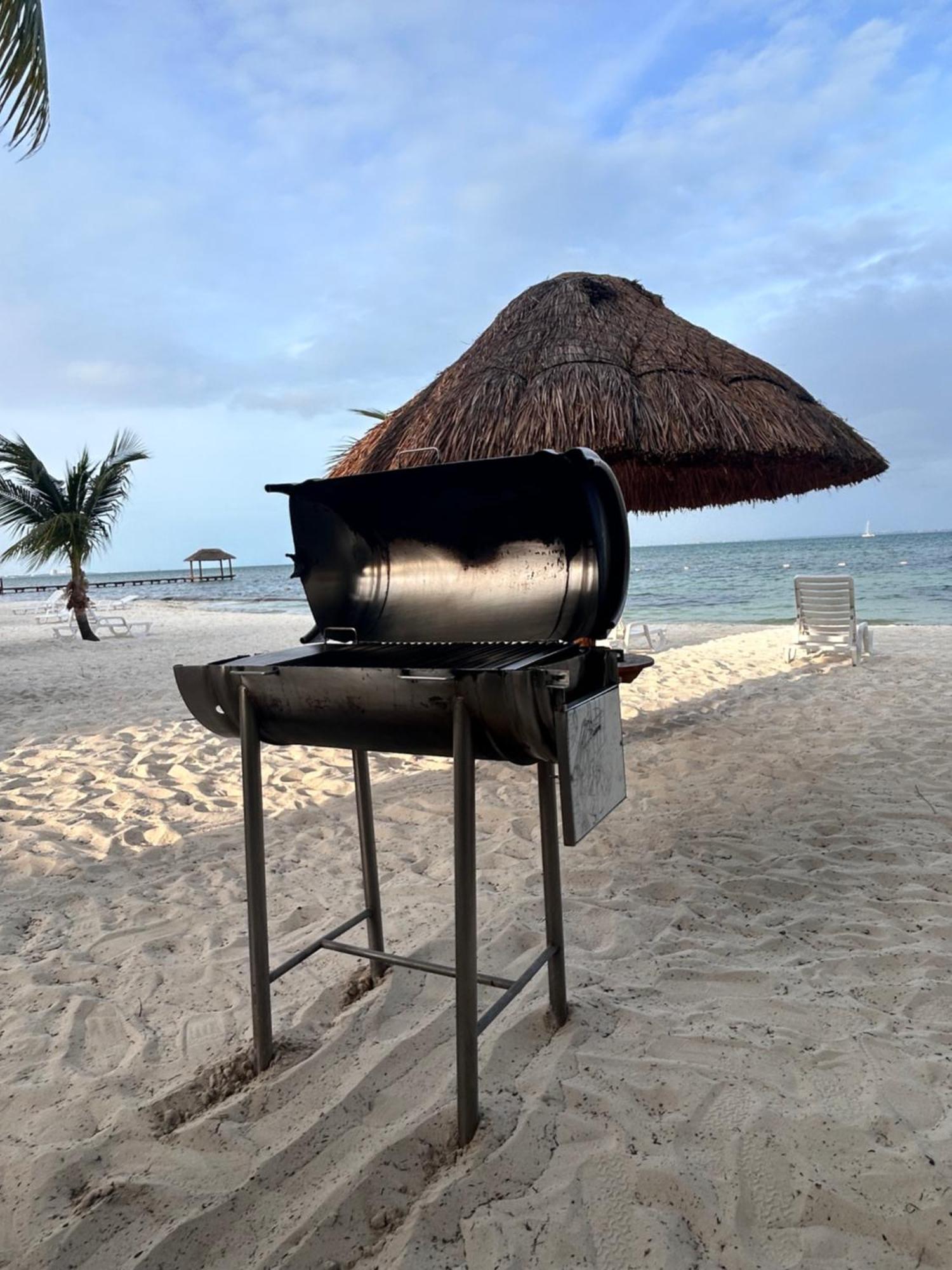 Front Beach Private Room With Shared Bathroom Cancún Eksteriør billede