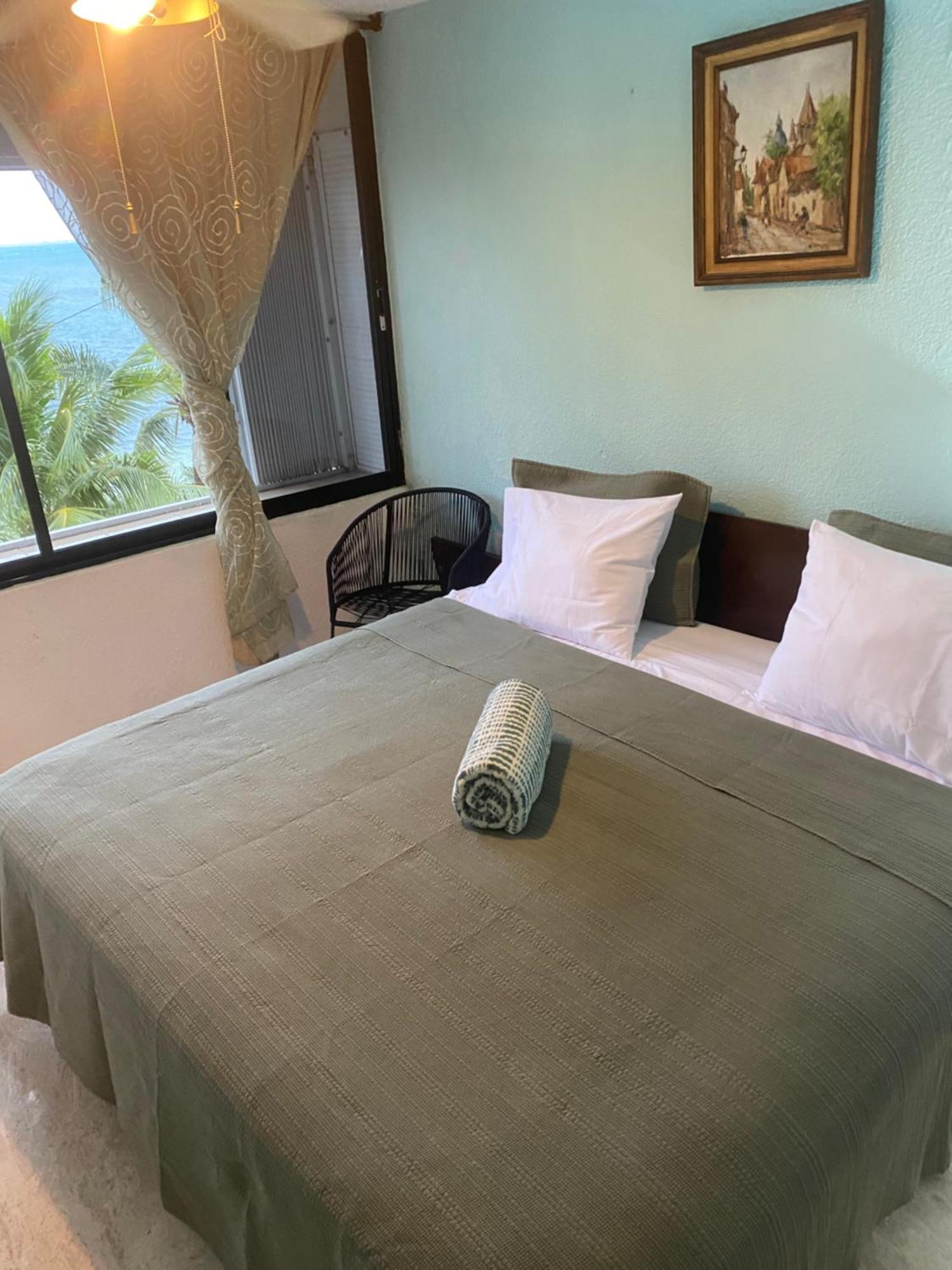 Front Beach Private Room With Shared Bathroom Cancún Eksteriør billede
