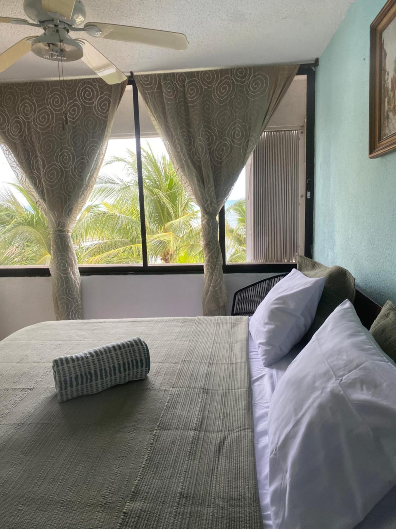 Front Beach Private Room With Shared Bathroom Cancún Eksteriør billede