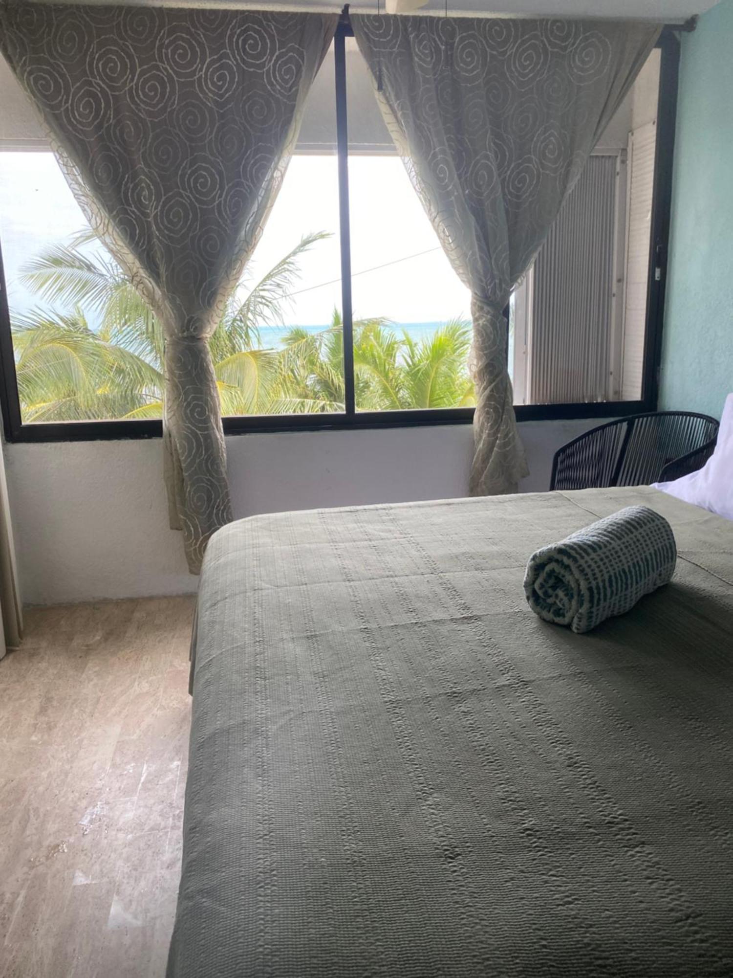 Front Beach Private Room With Shared Bathroom Cancún Eksteriør billede