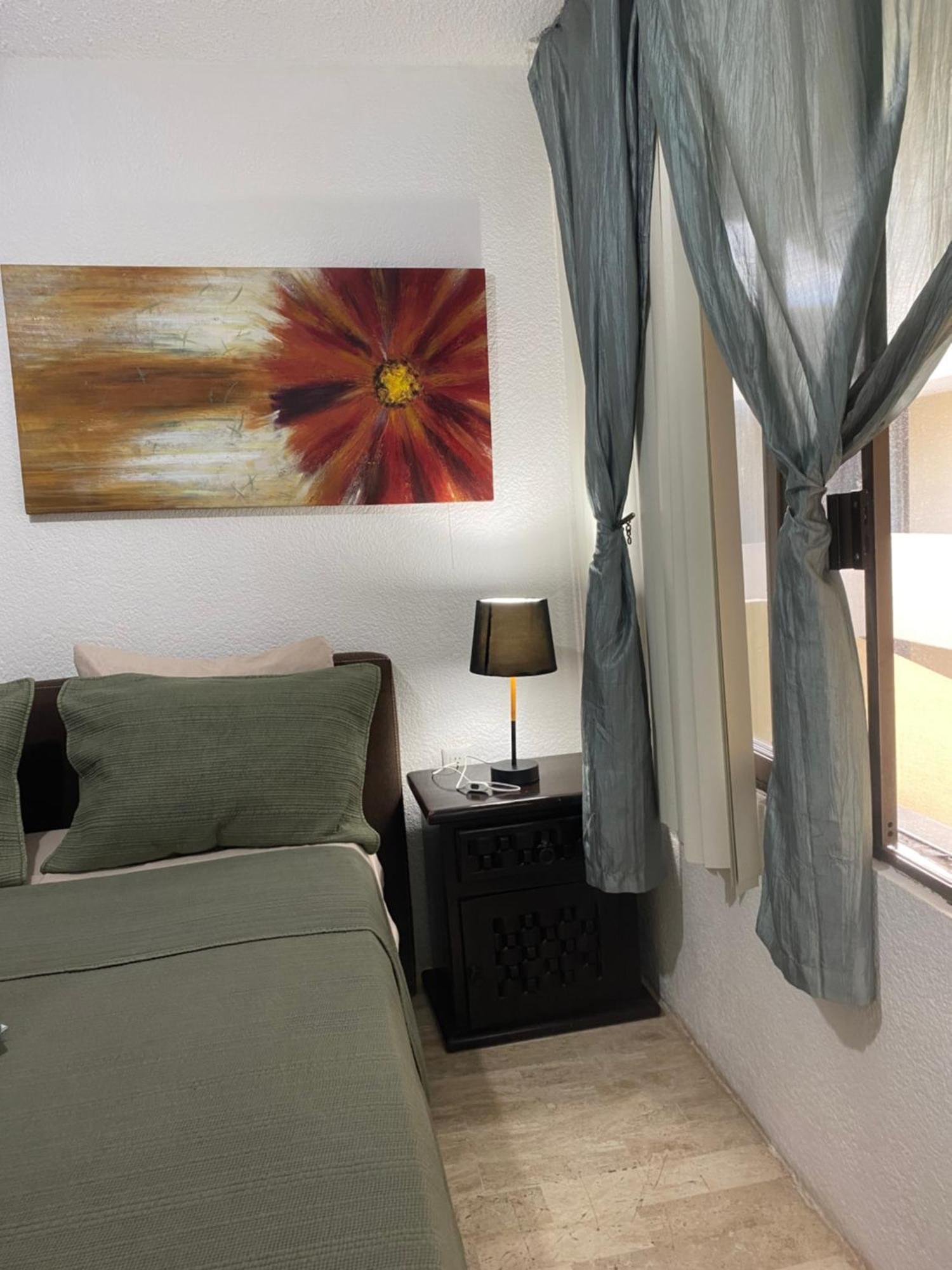 Front Beach Private Room With Shared Bathroom Cancún Eksteriør billede