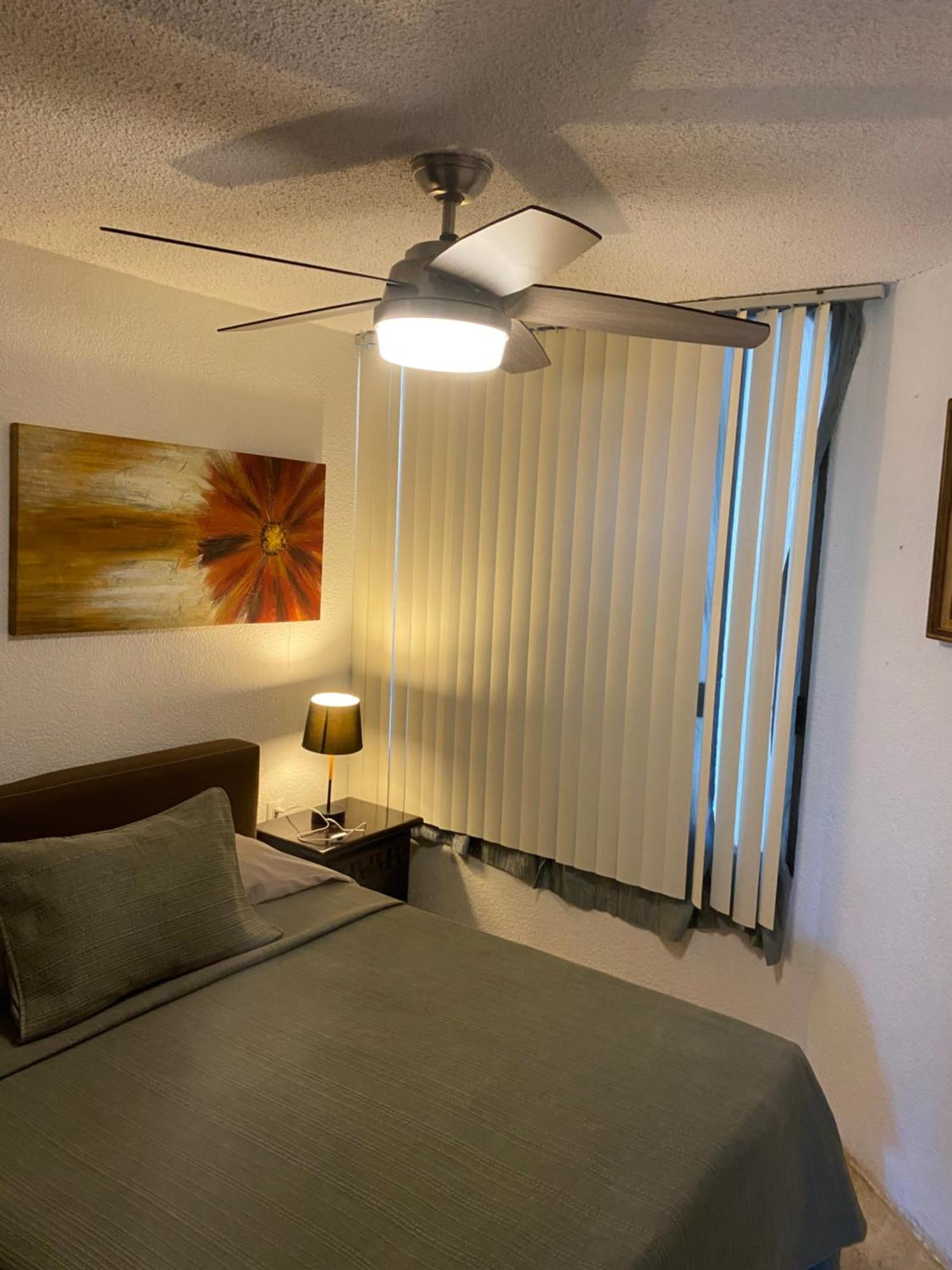 Front Beach Private Room With Shared Bathroom Cancún Eksteriør billede