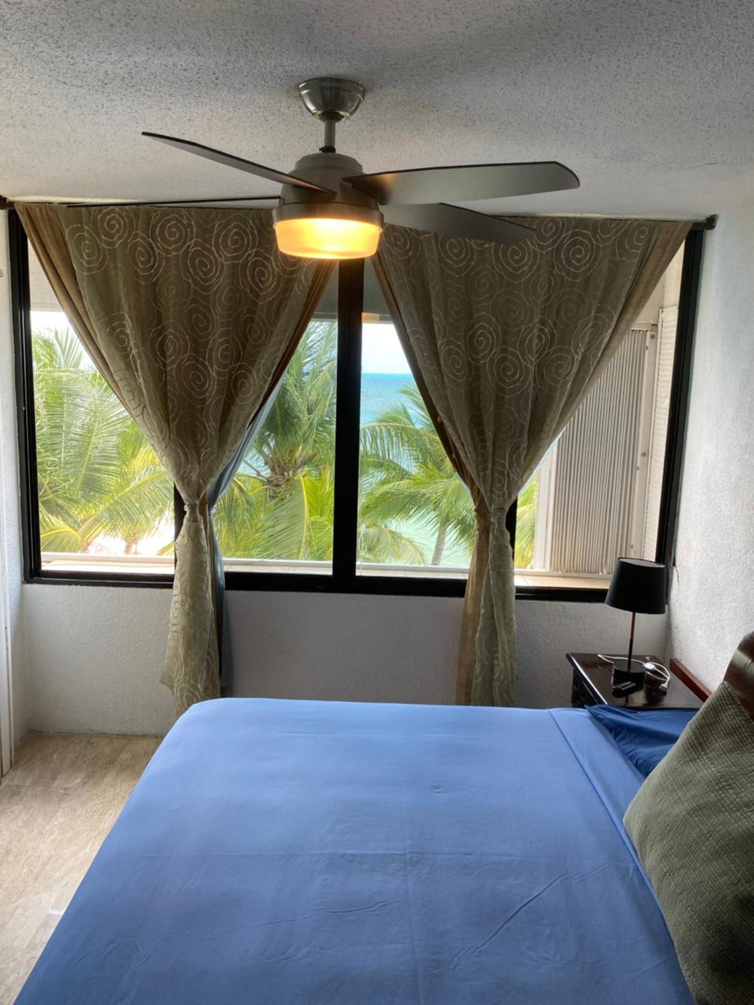 Front Beach Private Room With Shared Bathroom Cancún Eksteriør billede